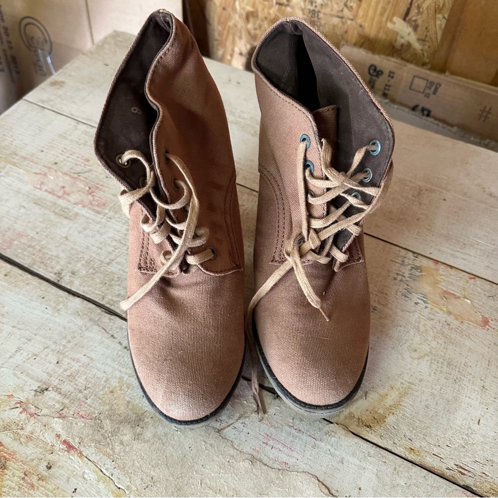 Stylish Brown Women's Heeled Boots - Picture 3 of 3